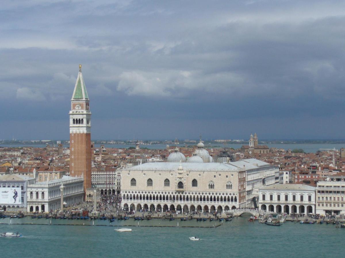 Raggio Di Sole Dietro Piazza San Marco 베니스 외부 사진